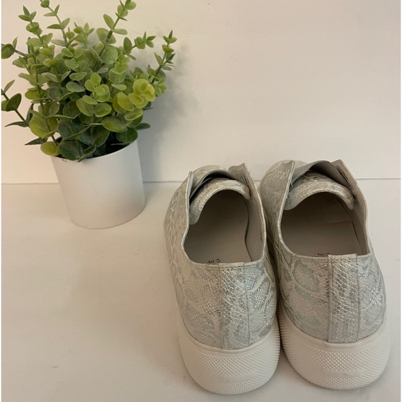 Very Volatile Los Angeles Silver Snake Skin Sneakers Size 8.5 - Picture 5 of 6